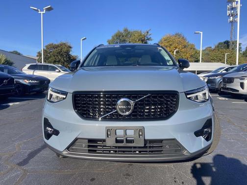 2023 Volvo XC40 B5 Plus Dark Theme