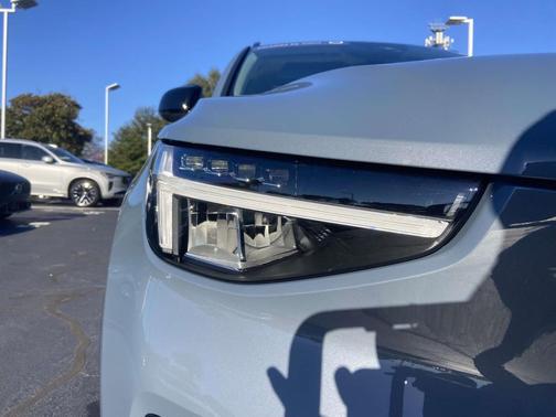 2023 Volvo XC40 B5 Plus Dark Theme