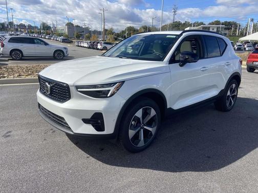 2026 Volvo XC40 B5 Plus