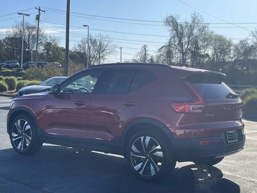 2023 Volvo XC40 B5 Ultimate Dark Theme