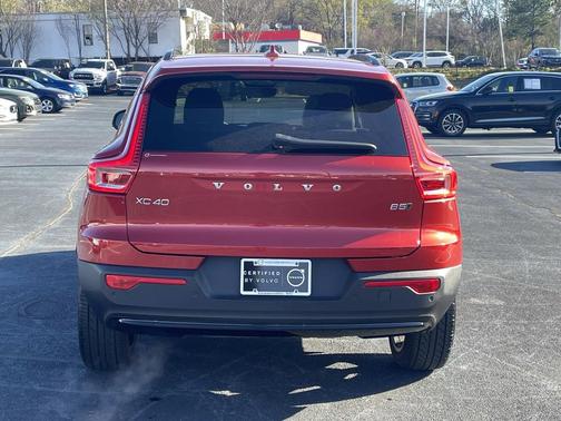 2023 Volvo XC40 B5 Ultimate Dark Theme