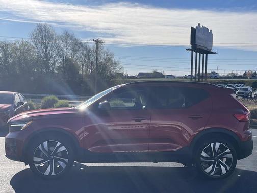 2023 Volvo XC40 B5 Ultimate Dark Theme