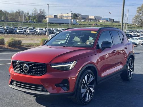 2023 Volvo XC40 B5 Ultimate Dark Theme