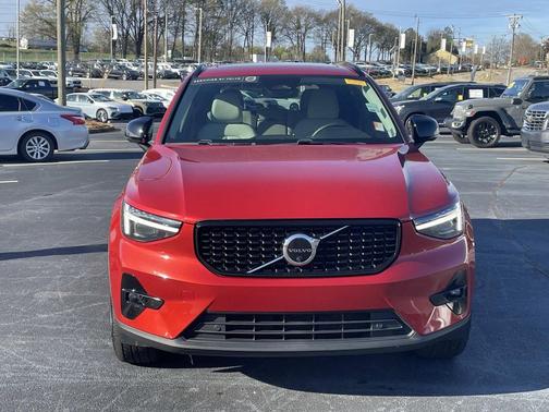 2023 Volvo XC40 B5 Ultimate Dark Theme