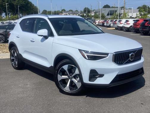 2025 Volvo XC40 B5 Plus Bright Theme
