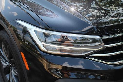 Deep Black Pearl 2022 Volkswagen Tiguan 2.0T SE