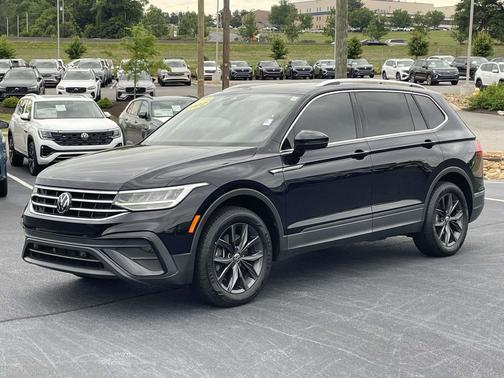 Deep Black Pearl 2022 Volkswagen Tiguan 2.0T SE