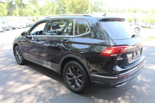 Deep Black Pearl 2022 Volkswagen Tiguan 2.0T SE