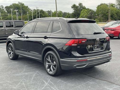 Deep Black Pearl 2022 Volkswagen Tiguan 2.0T SE