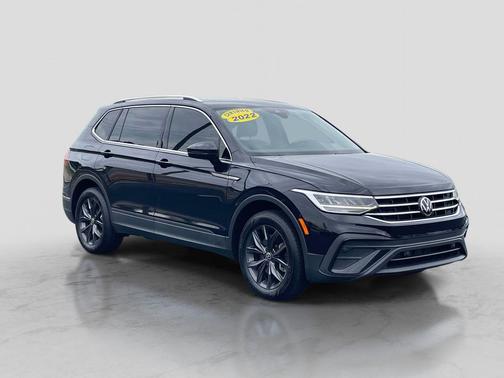 Deep Black Pearl 2022 Volkswagen Tiguan 2.0T SE