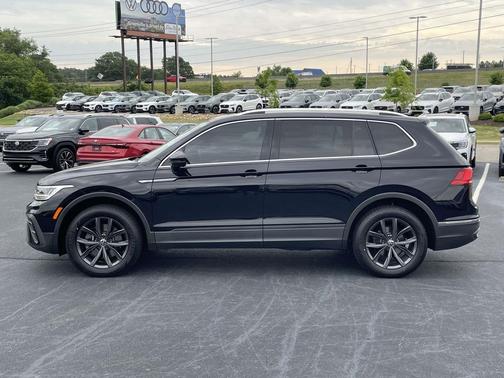 Deep Black Pearl 2022 Volkswagen Tiguan 2.0T SE
