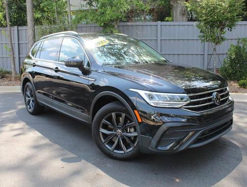 Deep Black Pearl 2022 Volkswagen Tiguan 2.0T SE