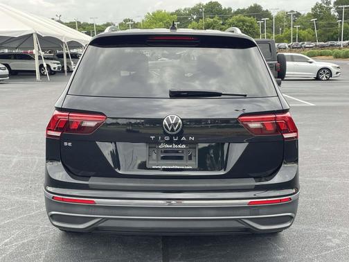 Deep Black Pearl 2022 Volkswagen Tiguan 2.0T SE