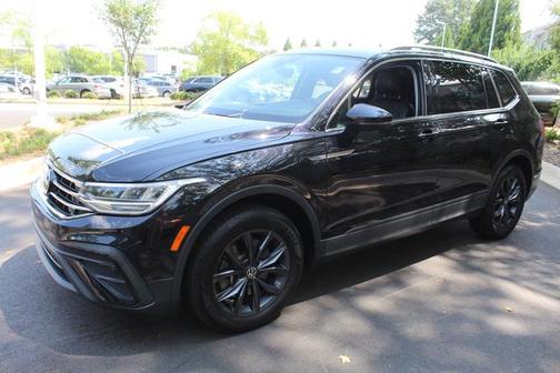 Deep Black Pearl 2022 Volkswagen Tiguan 2.0T SE