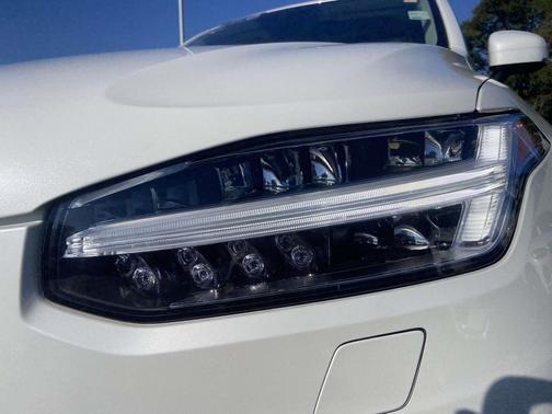 2022 Volvo XC90 T6 Momentum