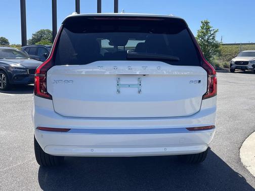 Crystal White Pearl 2026 Volvo XC90 Plus, B5 AWD Gas (mild hybrid), Gasoline, Bright, 7 Seats