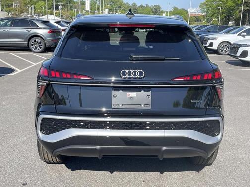 Mythos Black Metallic 2026 Audi Q3 TFSI quattro S tronic