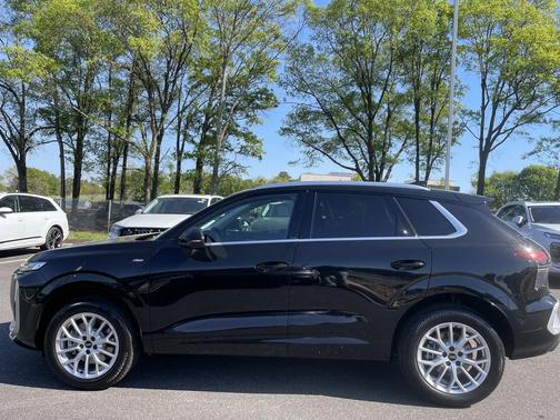 Mythos Black Metallic 2026 Audi Q3 TFSI quattro S tronic