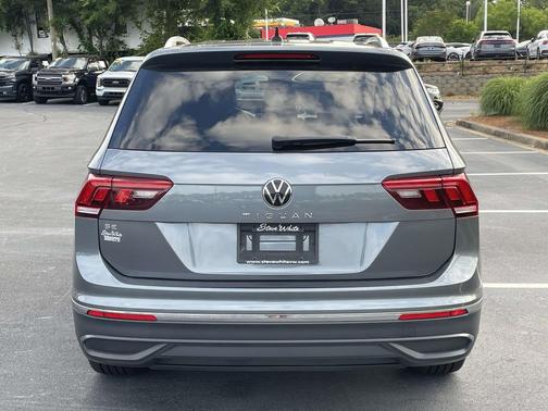 Platinum Gray Metallic 2023 Volkswagen Tiguan 2.0T SE