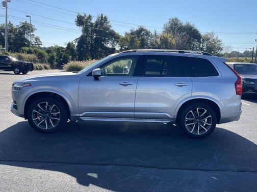 Bright Silver Metallic 2017 Volvo XC90 T6 Momentum