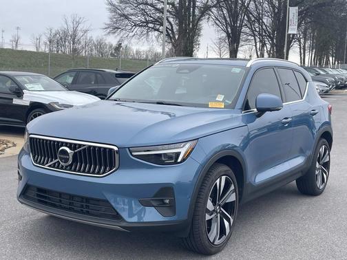 2024 Volvo XC40 B5 Plus Bright Theme