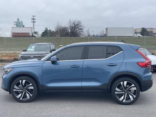 2024 Volvo XC40 B5 Plus Bright Theme