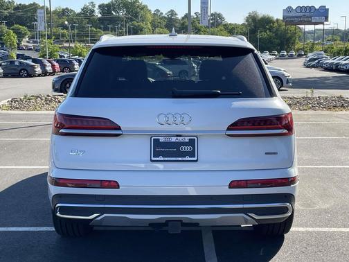 Glacier White Metallic 2023 Audi Q7 55 Premium Plus