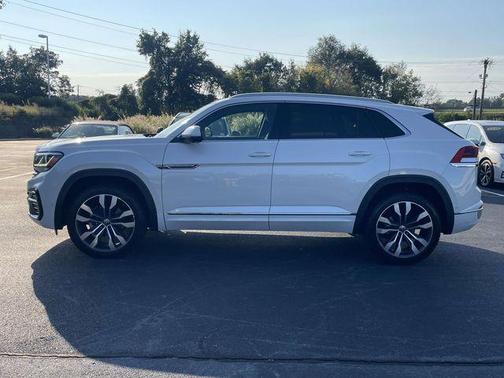 Oryx White Pearl 2022 Volkswagen Atlas Cross Sport 3.6L V6 SEL Premium R-Line