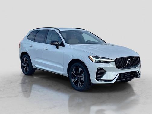 Crystal White Metallic 2026 Volvo XC60 B5 Plus