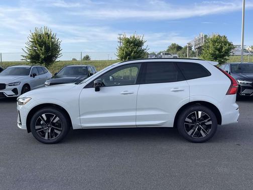 Crystal White Metallic 2026 Volvo XC60 B5 Plus