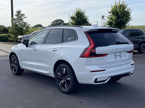 Crystal White Metallic 2026 Volvo XC60 B5 Plus