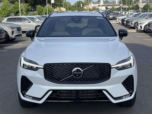 Crystal White Metallic 2026 Volvo XC60 B5 Plus