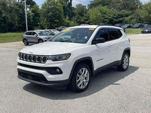 Bright White Clearcoat 2024 Jeep Compass Latitude Lux
