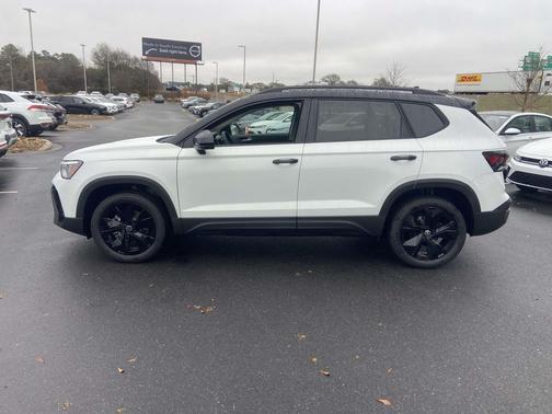 2026 Volkswagen Taos SE Black