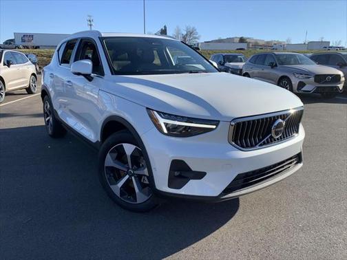 2025 Volvo XC40 B5 Plus Bright Theme