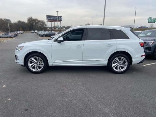 2023 Audi Q7 45 Premium Plus