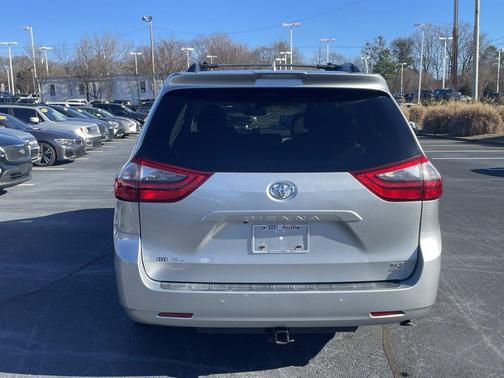 2020 Toyota Sienna XLE Premium