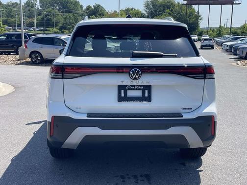 pure white 2026 Volkswagen Tiguan 2.0T SE 4MOTION