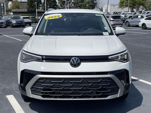 Pure White 2025 Volkswagen Taos 1.5T SE