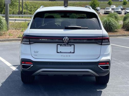 Pure White 2025 Volkswagen Taos 1.5T SE