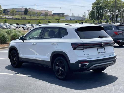 Pure White 2025 Volkswagen Taos 1.5T SE