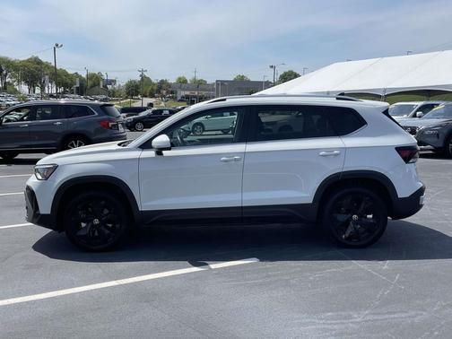 Pure White 2025 Volkswagen Taos 1.5T SE