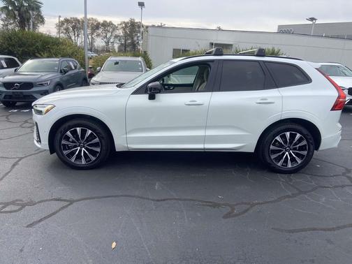 2023 Volvo XC60 B5 Plus Dark Theme