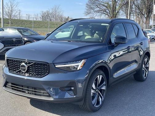 2026 Volvo XC40 Ultra, B5 AWD Gas (mild hybrid), Dark