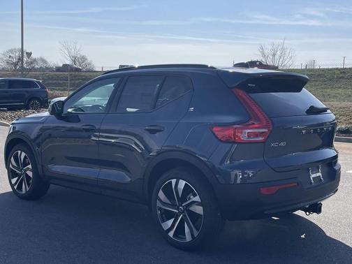 2026 Volvo XC40 Ultra, B5 AWD Gas (mild hybrid), Dark