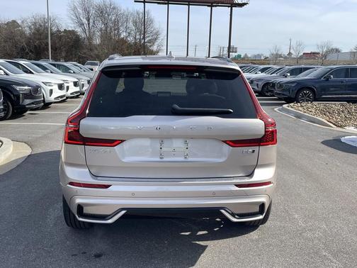 2026 Volvo XC60 B5 Plus