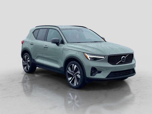 Sage Green Metallic 2025 Volvo XC40 B5 Ultra Dark Theme