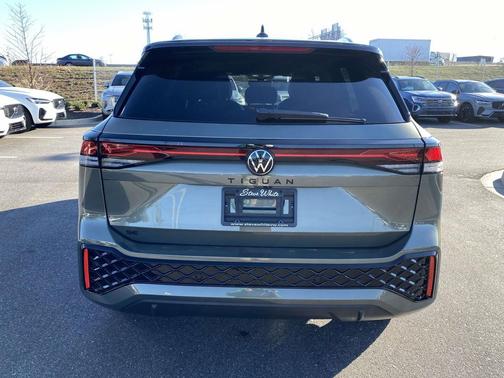 2026 Volkswagen Tiguan 2.0T SE R-Line Black