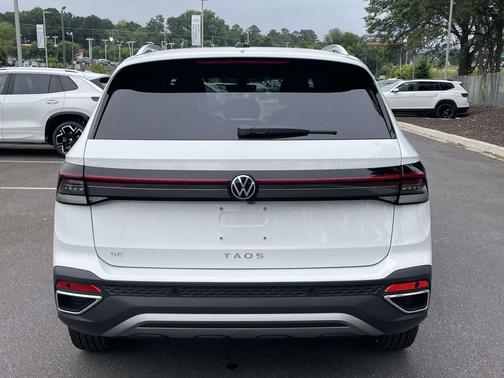 Pure White 2026 Volkswagen Taos SE