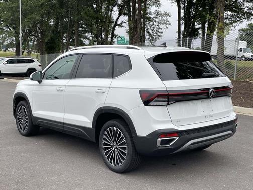 Pure White 2026 Volkswagen Taos SE